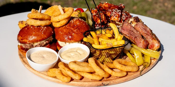 Masové prkno plné kuřecích křídel, žeber i miniburgerů: 1 kg nebo 1,5 kg