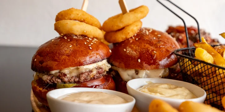 Masové prkno plné kuřecích křídel, žeber i miniburgerů: 1 kg nebo 1,5 kg