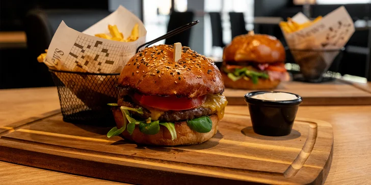 Burgery a hranolky pro 1 nebo 2 osoby v novém podniku na Stodolní