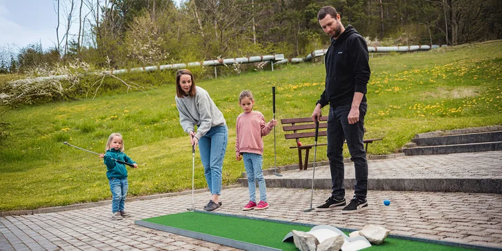 Minigolf pro 2 osoby: 9 jamek a hodina plná zábavy