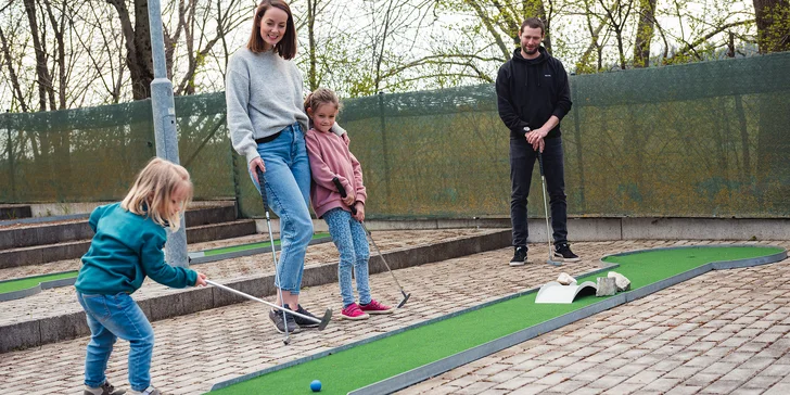 Minigolf pro 2 osoby: 9 jamek a hodina plná zábavy