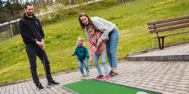 Minigolf pro 2 osoby: 9 jamek a hodina plná zábavy