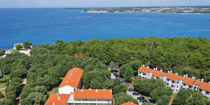 Rodinná pohoda na Jadranu: apartmány s balkonem kousek od pláže, sportovní vyžití
