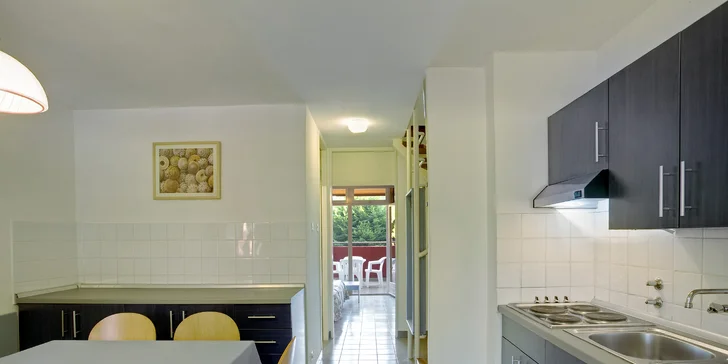 Rodinná pohoda na Jadranu: apartmány s balkonem kousek od pláže, sportovní vyžití