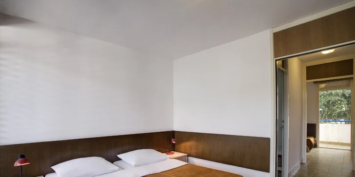 Rodinná pohoda na Jadranu: apartmány s balkonem kousek od pláže, sportovní vyžití
