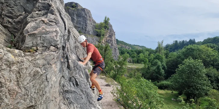 Základní celodenní skupinový kurz lezení na skalách pro 1 nebo 2 osoby