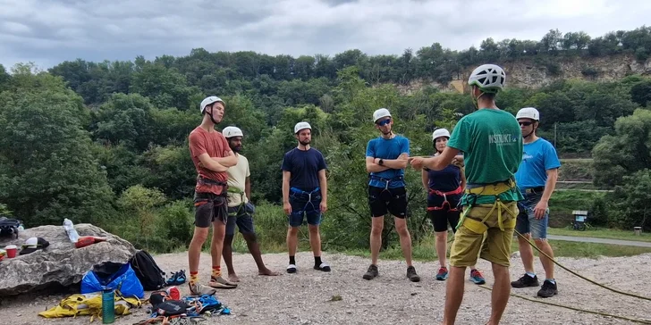 Základní celodenní skupinový kurz lezení na skalách pro 1 nebo 2 osoby