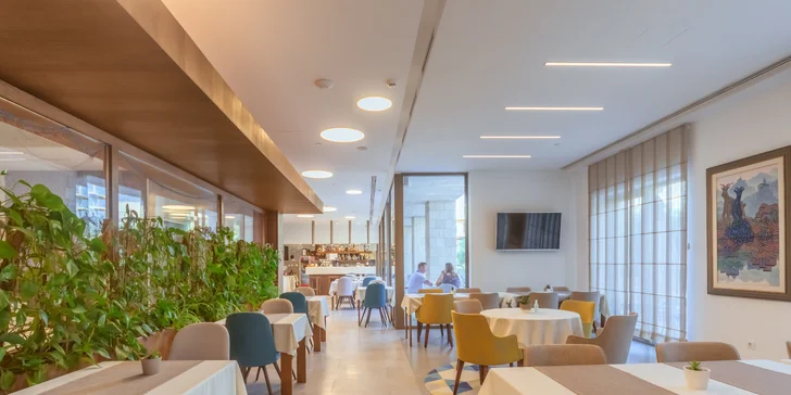 Dovolená v Černé Hoře pro 2-5 osob: hotel 450 m od moře, snídaně i bazén
