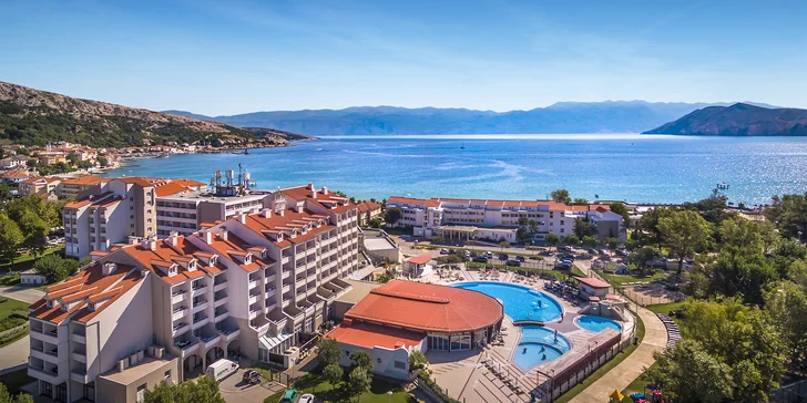 Moderní hotel v Bašce na chorvatském Krku: hned u pláže, venkovní i vnitřní bazény a polopenze plus