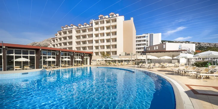 Moderní hotel v Bašce na chorvatském Krku: hned u pláže, venkovní i vnitřní bazény a polopenze plus