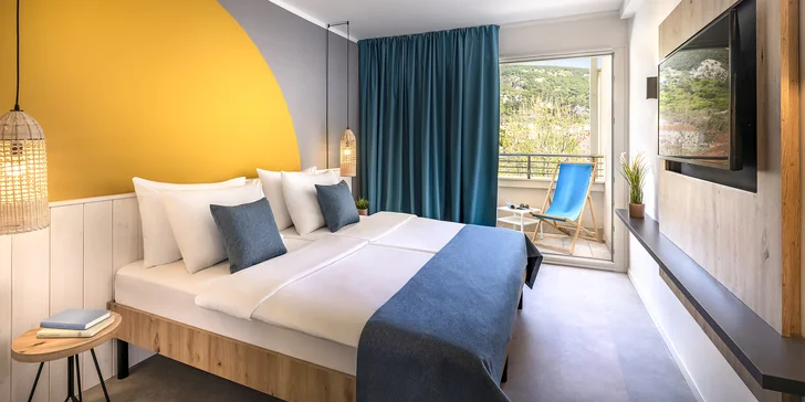 Moderní hotel v Bašce na chorvatském Krku: hned u pláže, venkovní i vnitřní bazény a polopenze plus
