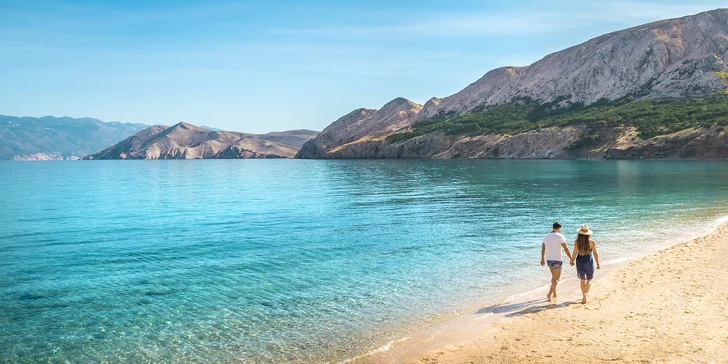 Moderní hotel v Bašce na chorvatském Krku: hned u pláže, venkovní i vnitřní bazény a polopenze plus
