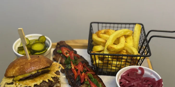 Prkno pro 2 nebo 4 masožrouty: hovězí či vepřový burger, žebra, hranolky a coleslaw i nápoje
