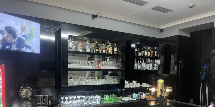 Prkno pro 2 nebo 4 masožrouty: hovězí či vepřový burger, žebra, hranolky a coleslaw i nápoje