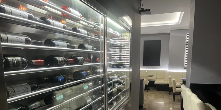 Prkno pro 2 nebo 4 masožrouty: hovězí či vepřový burger, žebra, hranolky a coleslaw i nápoje