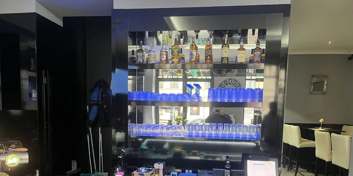 Prkno pro 2 nebo 4 masožrouty: hovězí či vepřový burger, žebra, hranolky a coleslaw i nápoje