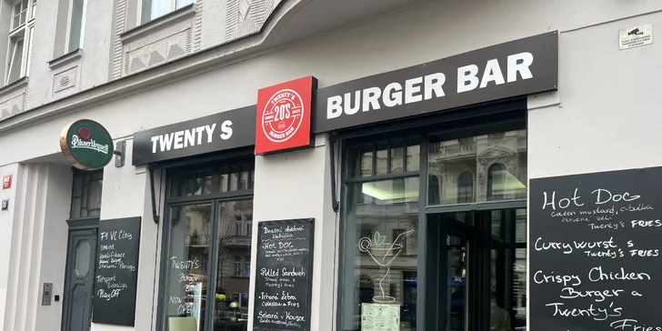 Prkno pro 2 nebo 4 masožrouty: hovězí či vepřový burger, žebra, hranolky a coleslaw i nápoje