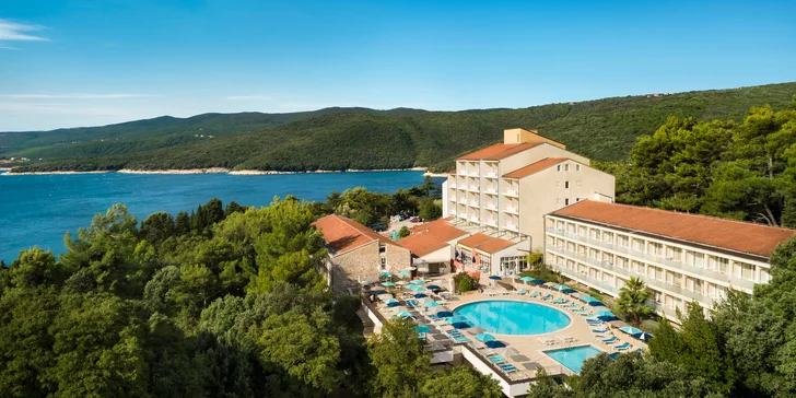 Rabac na Istrii: hotel 70 m od pláže, 4 bazény pro dospělé i děti, plná penze, 3. osoba zdarma