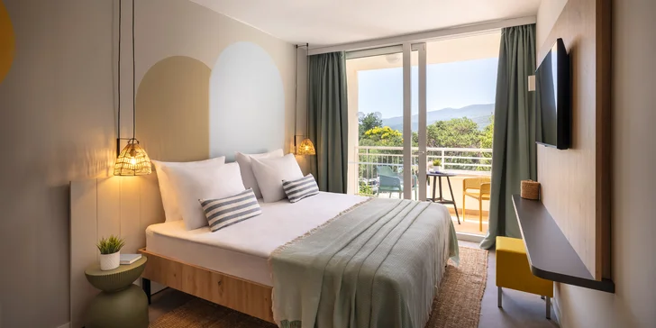 Rabac na Istrii: hotel 70 m od pláže, 4 bazény pro dospělé i děti, plná penze, 3. osoba zdarma