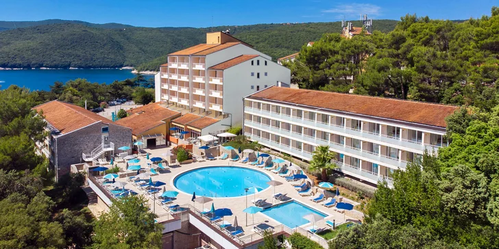 Rabac na Istrii: hotel 70 m od pláže, 4 bazény pro dospělé i děti, plná penze, 3. osoba zdarma
