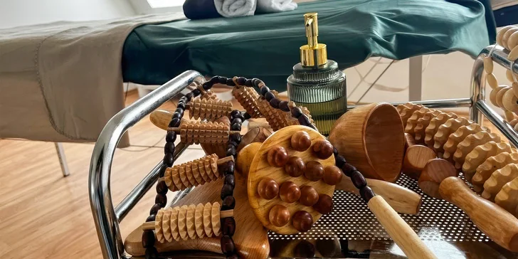 Maderoterapie: masáž dřevěnými válečky i anticelulitidní zábal