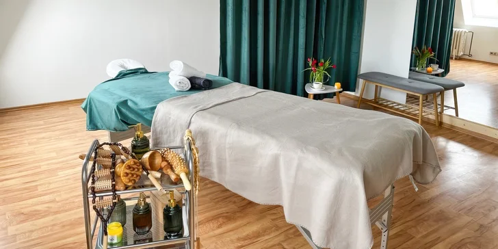 Maderoterapie: masáž dřevěnými válečky i anticelulitidní zábal
