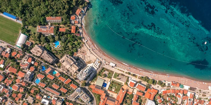 Dovolená v Černé Hoře pro 2-5 osob: hotel 450 m od moře, snídaně i bazén