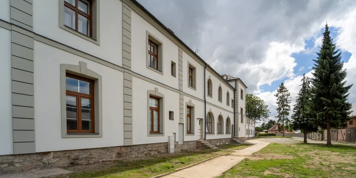 Jeseníky: apartmány až pro 8 osob v bývalém zámku, možnost snídaní na pokoj