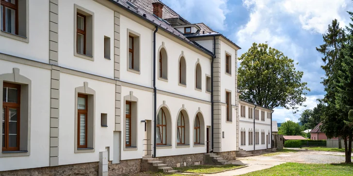 Jeseníky: apartmány až pro 8 osob v bývalém zámku, možnost snídaní na pokoj