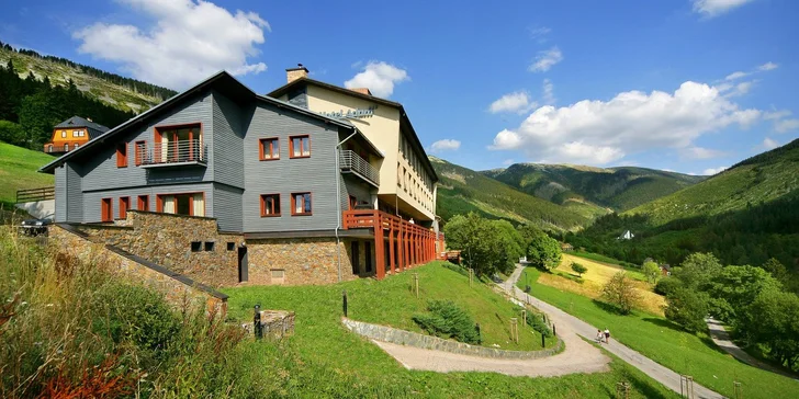Wellness ve Špindlu se snídaní či polopenzí, neomezený vstup do bazénu a saunového světa
