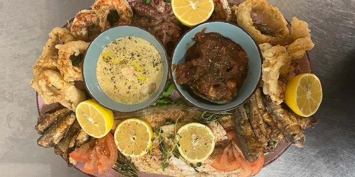 Plato řeckých masových či mořských specialit i s láhví prosecca pro 2 osoby