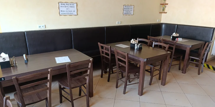 Talíř plný žeber, křídel i steaků včetně příloh pro 2 nebo 4 lidi