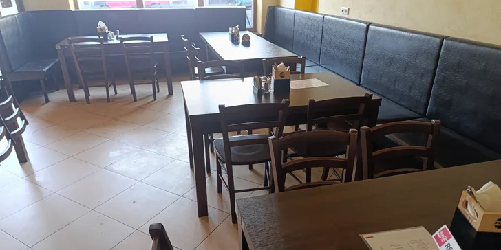 Talíř plný žeber, křídel i steaků včetně příloh pro 2 nebo 4 lidi