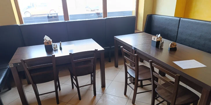 Talíř plný žeber, křídel i steaků včetně příloh pro 2 nebo 4 lidi