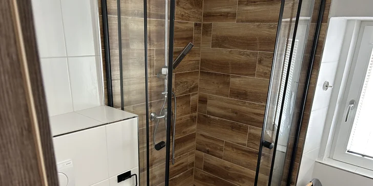 Penzion s půjčovnou raftů: apartmány až pro 7 osob, vč. kuchyně a zahrady s ohništěm, 9 km od Lipna