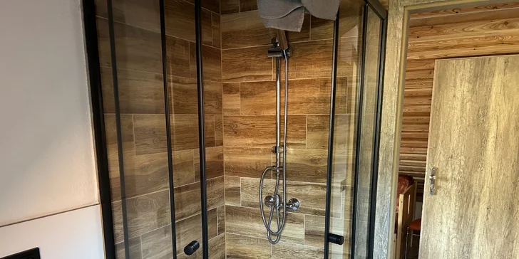 Penzion s půjčovnou raftů: apartmány až pro 7 osob, vč. kuchyně a zahrady s ohništěm, 9 km od Lipna