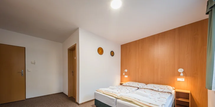 Pobyt ve vinařství na jižní Moravě s jídlem i neomezeným vínem, areál s minizoo a rybníkem