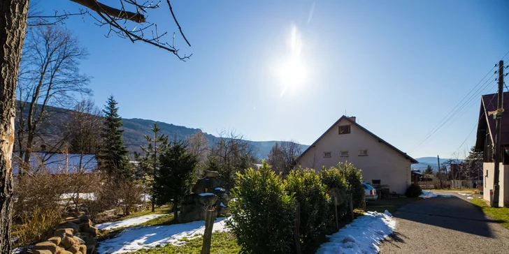 Vybavené apartmány u Hejnic v Jizerských horách až pro 8 osob, zahrada s potokem