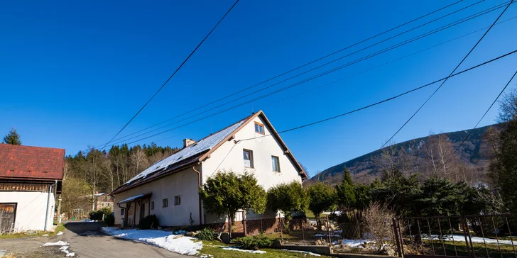 Vybavené apartmány u Hejnic v Jizerských horách až pro 8 osob, zahrada s potokem