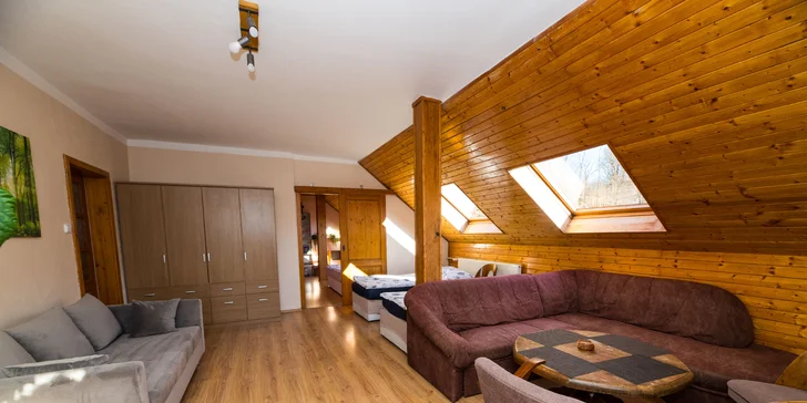 Vybavené apartmány u Hejnic v Jizerských horách až pro 8 osob, zahrada s potokem