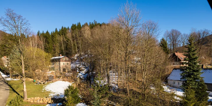Vybavené apartmány u Hejnic v Jizerských horách až pro 8 osob, zahrada s potokem