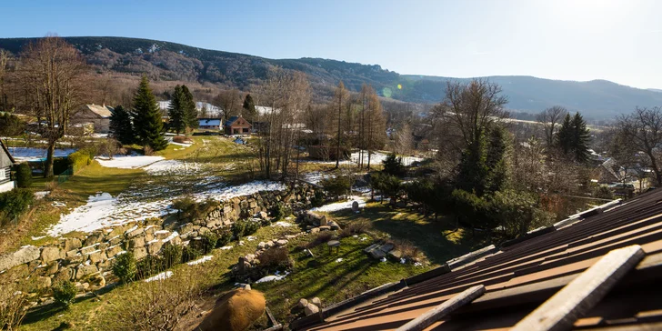 Vybavené apartmány u Hejnic v Jizerských horách až pro 8 osob, zahrada s potokem