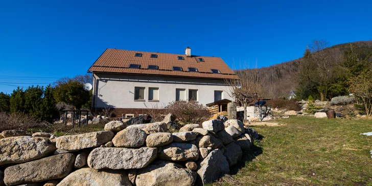 Vybavené apartmány u Hejnic v Jizerských horách až pro 8 osob, zahrada s potokem