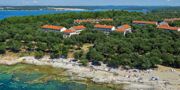 Rodinná pohoda na Jadranu: apartmány s balkonem kousek od pláže, sportovní vyžití