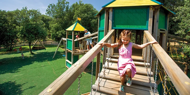 Rodinná pohoda na Jadranu: apartmány s balkonem kousek od pláže, sportovní vyžití