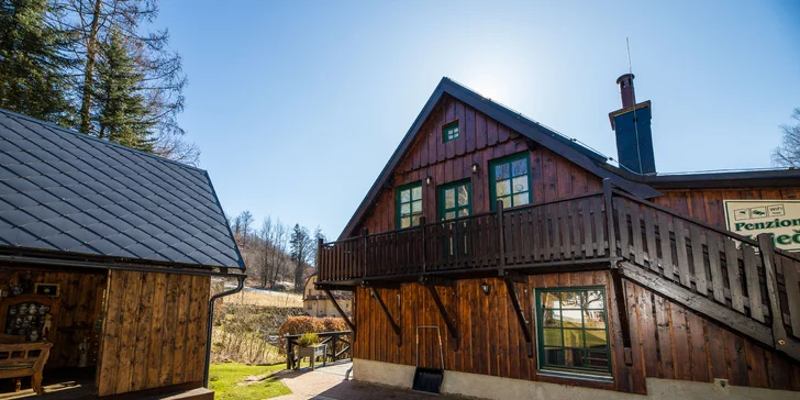 Pobyt na úpatí Jizerek: pro partu i rodinu, snídaně i degustace vín