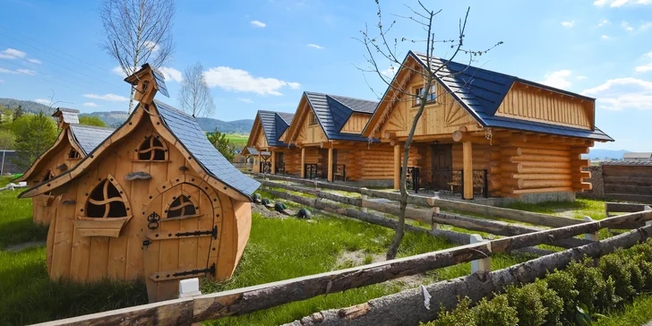 Srubové chatky na Oravě pro pár i rodinu: polopenze, wellness a mini zoo