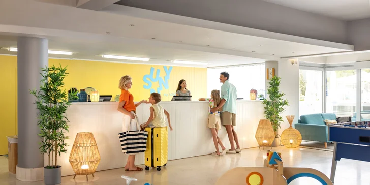 Rabac na Istrii: hotel 70 m od pláže, 4 bazény pro dospělé i děti, plná penze, 3. osoba zdarma