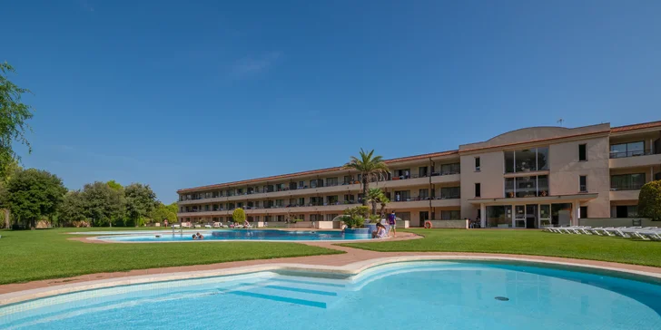 Španělská Costa Brava: příjemný hotel kousek od pláže a neomezeně bazén
