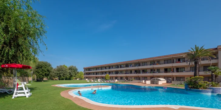 Španělská Costa Brava: příjemný hotel kousek od pláže a neomezeně bazén